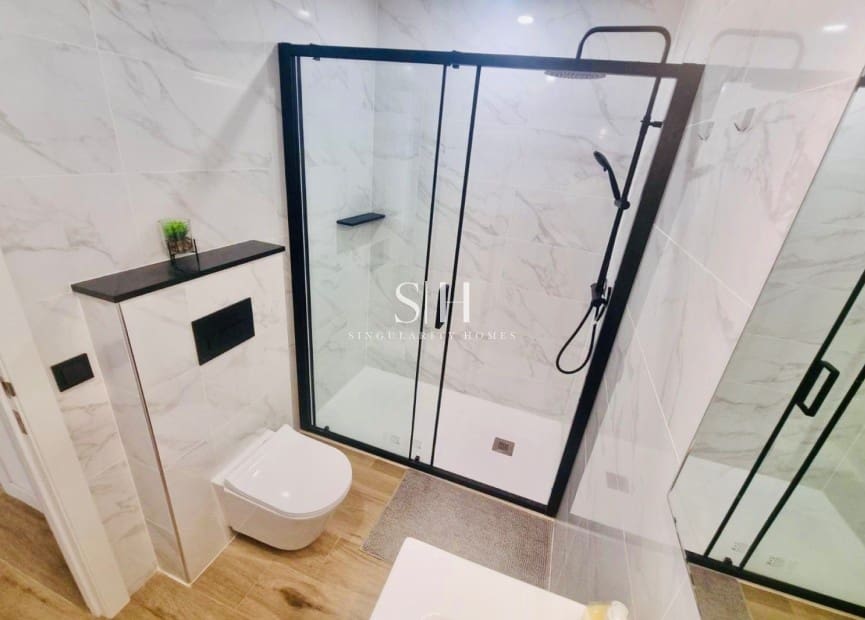 3 bedroom Beach Apartment for sale in Torrevieja with pool - € 289,000 (Ref: 9308848)