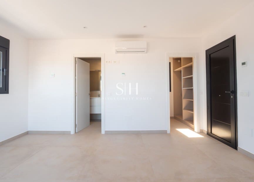 5 slaapkamer Villa te koop in La Manga del Mar Menor met zwembad garage - € 1.350.000 (Ref: 9354184)