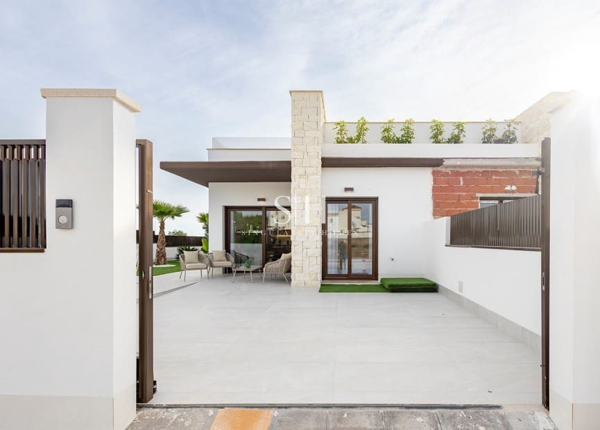 2 slaapkamer Villa te koop in Orihuela Costa met zwembad - € 351.000 (Ref: 9487168)