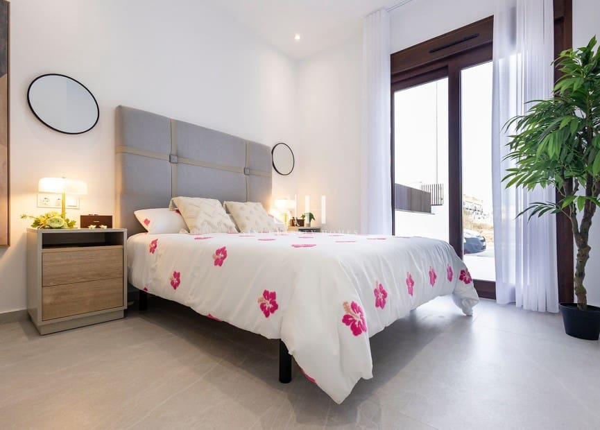 2 slaapkamer Villa te koop in Orihuela Costa met zwembad - € 351.000 (Ref: 9487168)