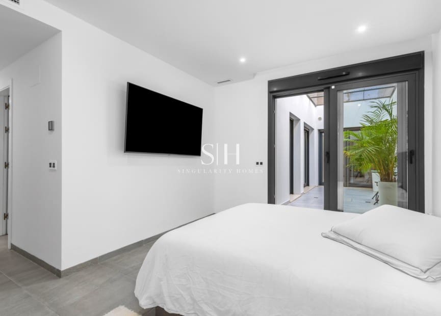 Chalet de 4 habitaciones en San Miguel de Salinas en venta con piscina - 695.000 € (Ref: 9491714)