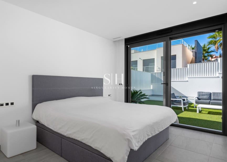 Chalet de 4 habitaciones en San Miguel de Salinas en venta con piscina - 695.000 € (Ref: 9491714)