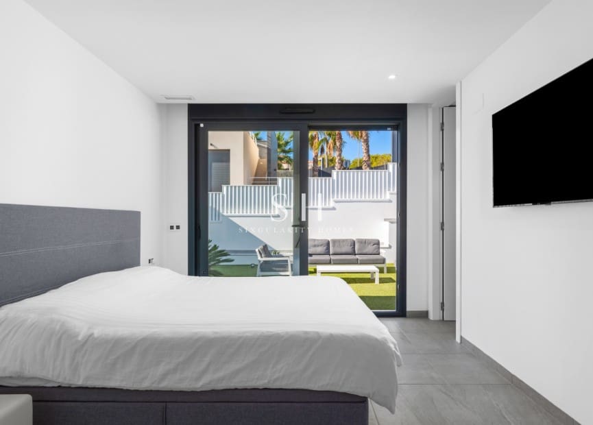 Chalet de 4 habitaciones en San Miguel de Salinas en venta con piscina - 695.000 € (Ref: 9491714)