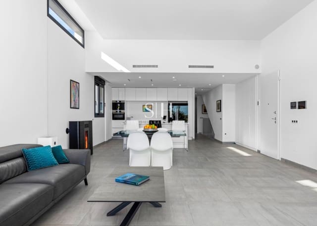 Chalet de 4 habitaciones en San Miguel de Salinas en venta con piscina - 695.000 € (Ref: 9491714)