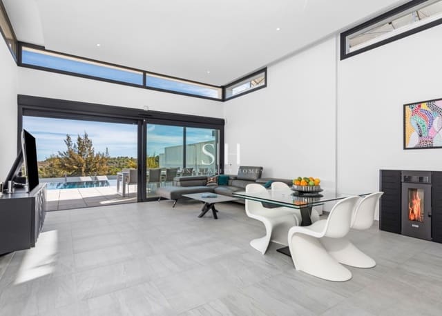 Chalet de 4 habitaciones en San Miguel de Salinas en venta con piscina - 695.000 € (Ref: 9491714)