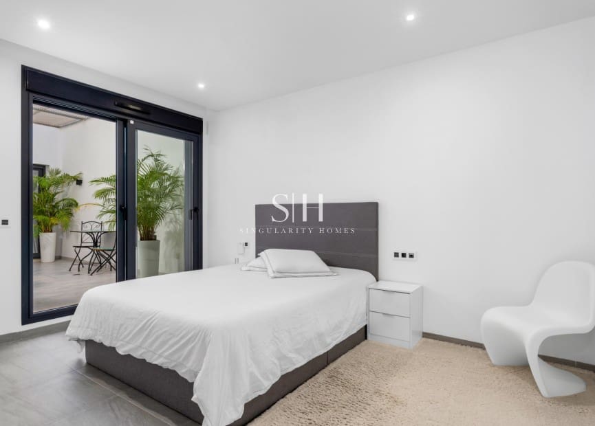 Chalet de 4 habitaciones en San Miguel de Salinas en venta con piscina - 695.000 € (Ref: 9491714)