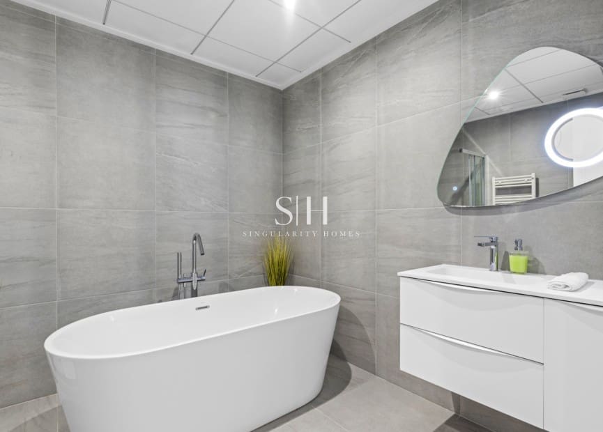 Chalet de 4 habitaciones en San Miguel de Salinas en venta con piscina - 695.000 € (Ref: 9491714)