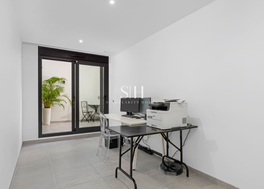 Chalet de 4 habitaciones en San Miguel de Salinas en venta con piscina - 695.000 € (Ref: 9491714)