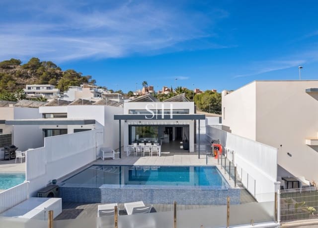 Chalet de 4 habitaciones en San Miguel de Salinas en venta con piscina - 695.000 € (Ref: 9491714)