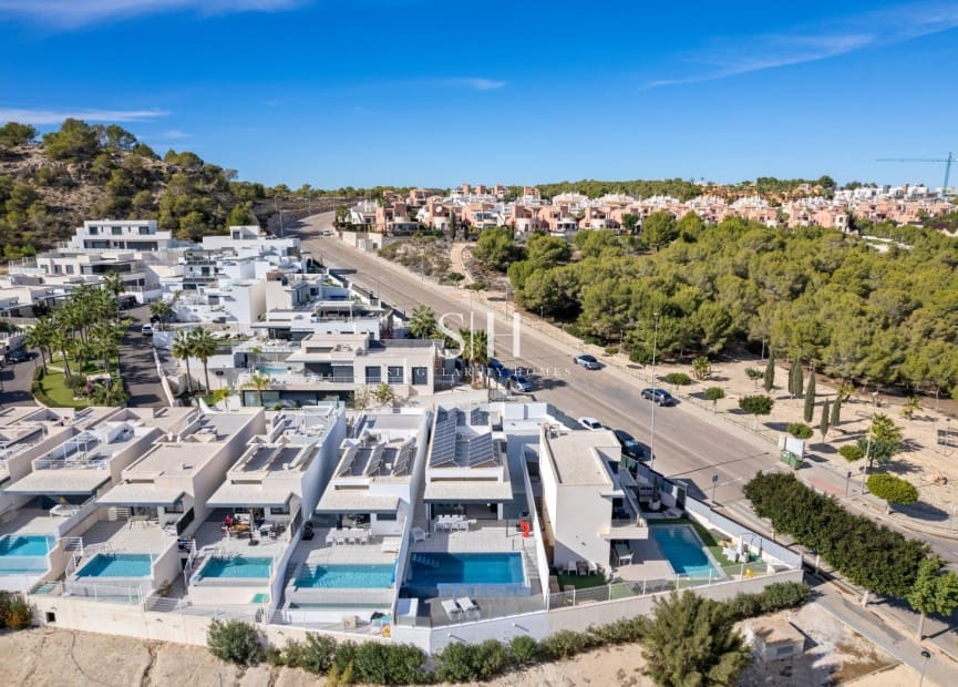 Chalet de 4 habitaciones en San Miguel de Salinas en venta con piscina - 695.000 € (Ref: 9491714)