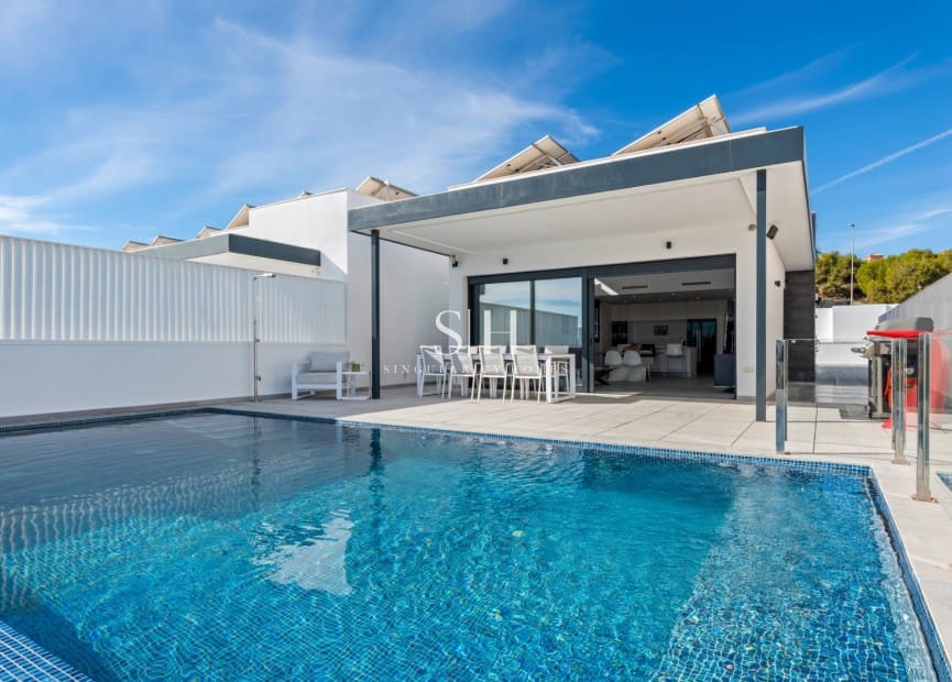 Chalet de 4 habitaciones en San Miguel de Salinas en venta con piscina - 695.000 € (Ref: 9491714)