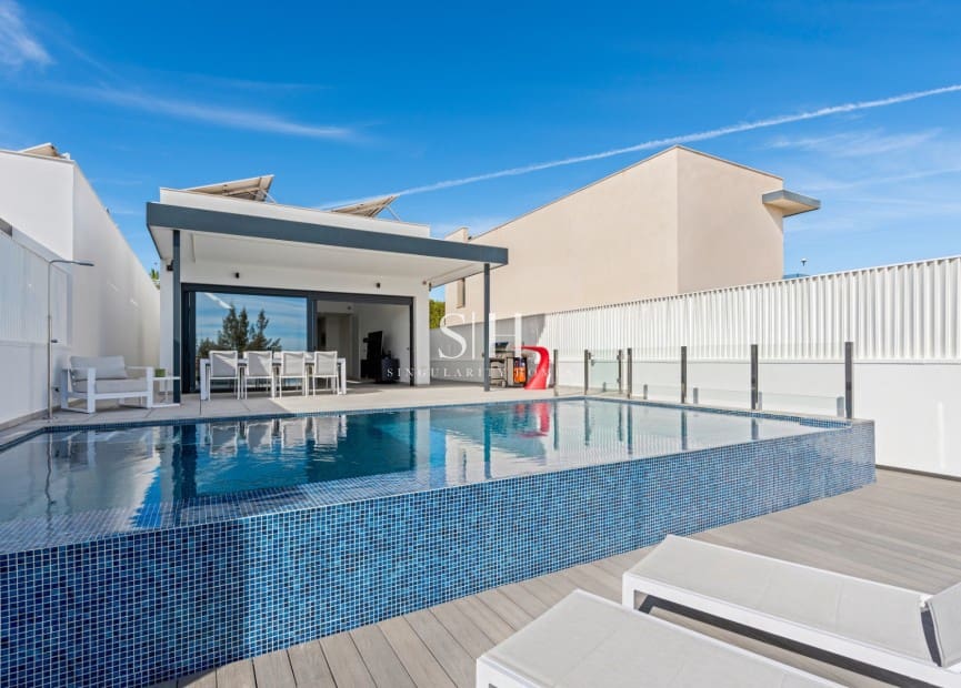 Chalet de 4 habitaciones en San Miguel de Salinas en venta con piscina - 695.000 € (Ref: 9491714)