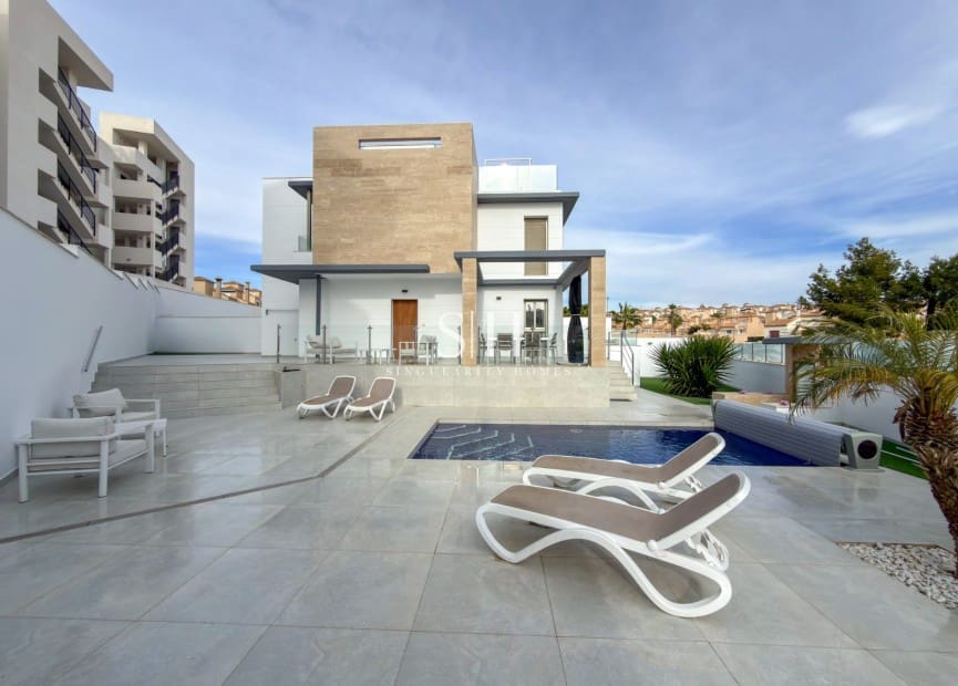 4 bedroom Villa for sale in Villamartin with pool - € 595,000 (Ref: 9506530)