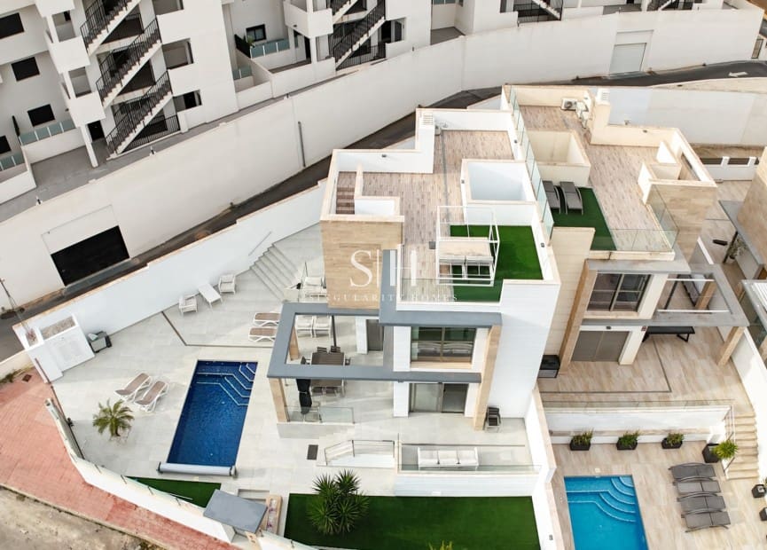 4 bedroom Villa for sale in Villamartin with pool - € 595,000 (Ref: 9506530)