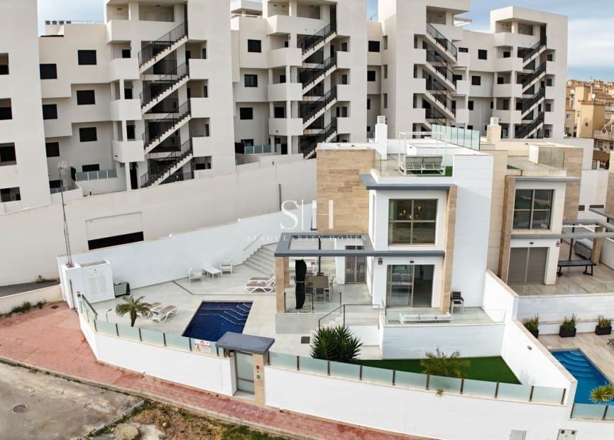 4 bedroom Villa for sale in Villamartin with pool - € 595,000 (Ref: 9506530)