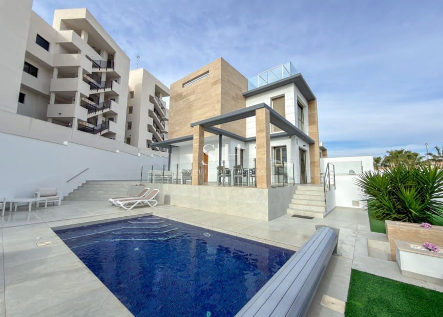 4 bedroom Villa for sale in Villamartin with pool - € 595,000 (Ref: 9506530)