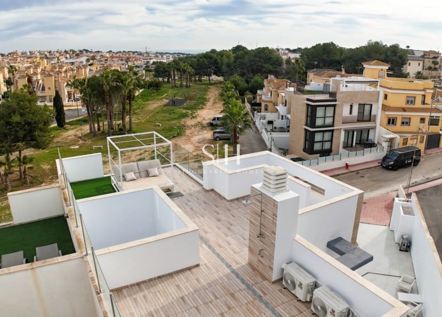 4 bedroom Villa for sale in Villamartin with pool - € 595,000 (Ref: 9506530)