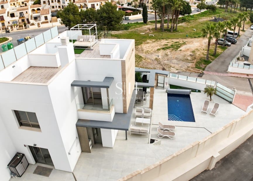 4 bedroom Villa for sale in Villamartin with pool - € 595,000 (Ref: 9506530)