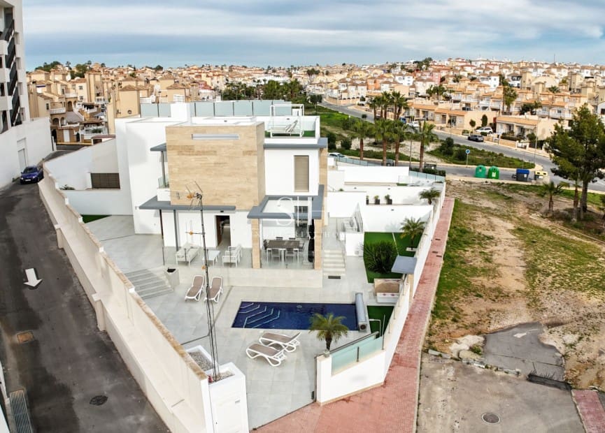 4 bedroom Villa for sale in Villamartin with pool - € 595,000 (Ref: 9506530)