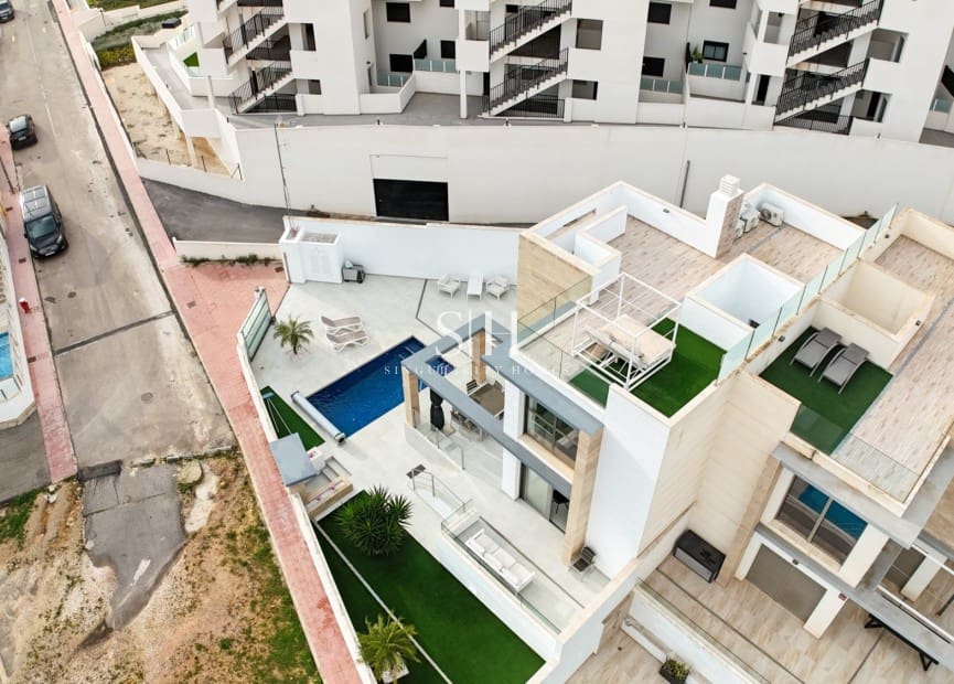 4 bedroom Villa for sale in Villamartin with pool - € 595,000 (Ref: 9506530)