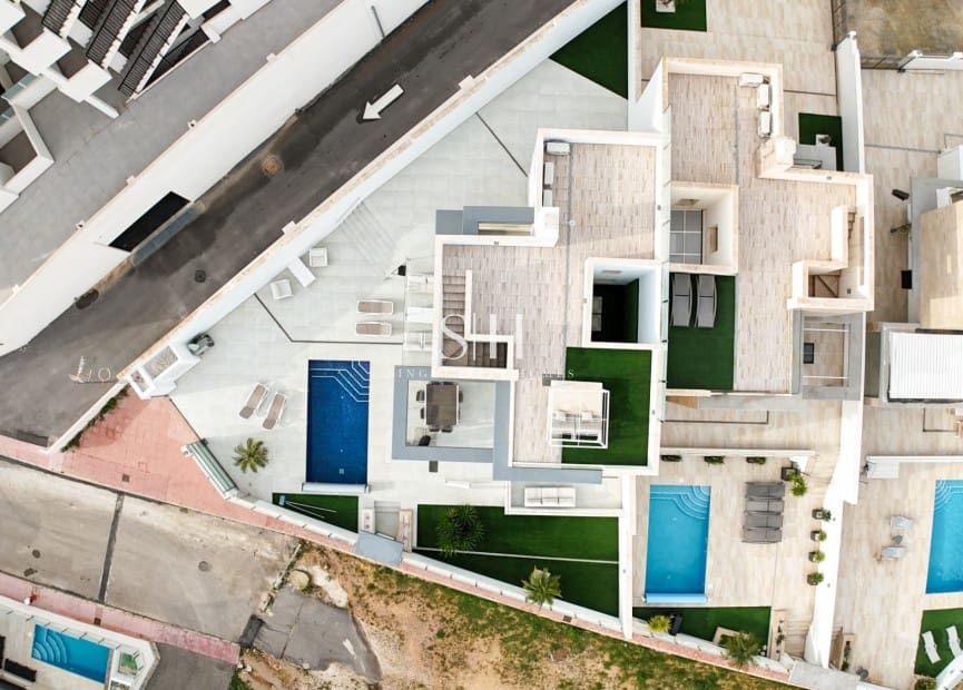 4 bedroom Villa for sale in Villamartin with pool - € 595,000 (Ref: 9506530)