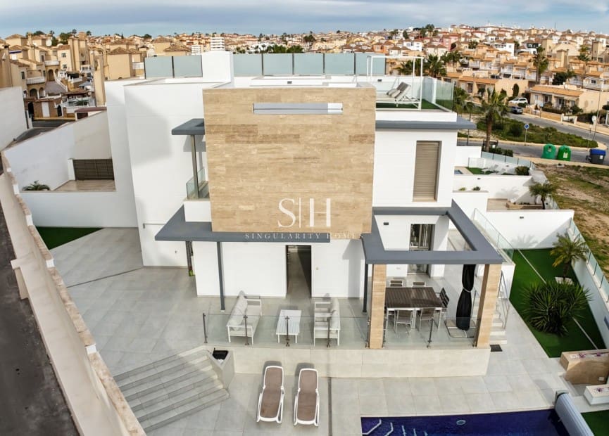 4 bedroom Villa for sale in Villamartin with pool - € 595,000 (Ref: 9506530)