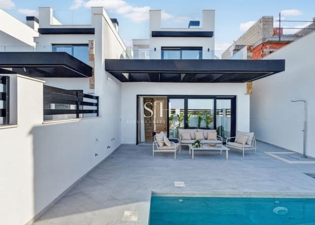 Chalet de 3 habitaciones en Aguas Nuevas, Torrevieja en venta con piscina - 550.000 € (Ref: 9552692)