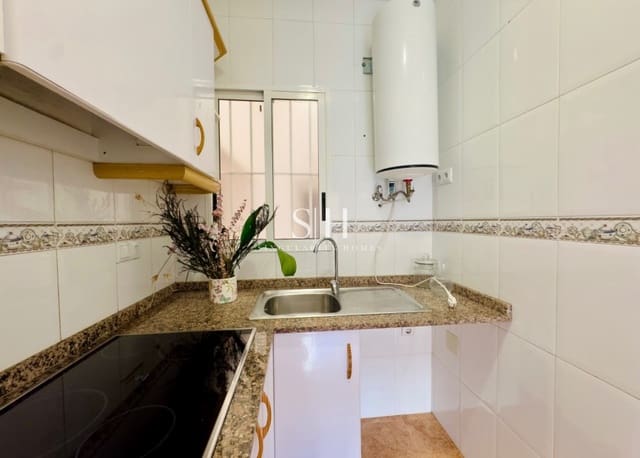 Apartamento de 2 habitaciones en Puerto Deportivo, Torrevieja en venta con piscina - 132.000 € (Ref: 9614138)