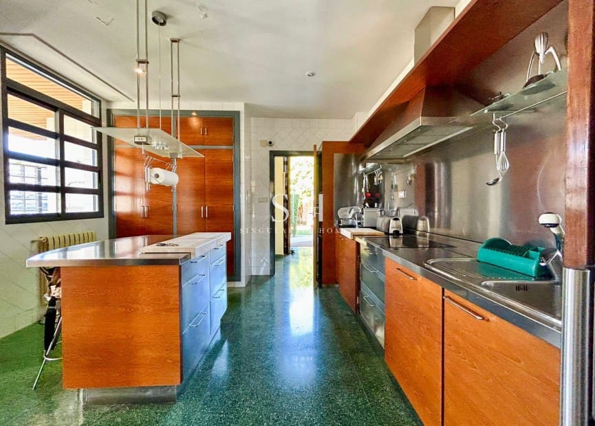 4 bedroom Villa for sale in Campoamor with pool garage - € 1,300,000 (Ref: 9617899)