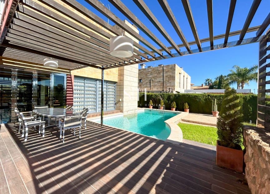 4 bedroom Villa for sale in Campoamor with pool garage - € 1,300,000 (Ref: 9617899)