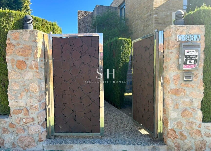 4 bedroom Villa for sale in Campoamor with pool garage - € 1,300,000 (Ref: 9617899)