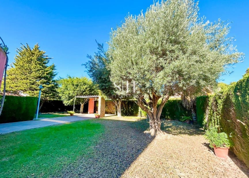 4 bedroom Villa for sale in Campoamor with pool garage - € 1,300,000 (Ref: 9617899)