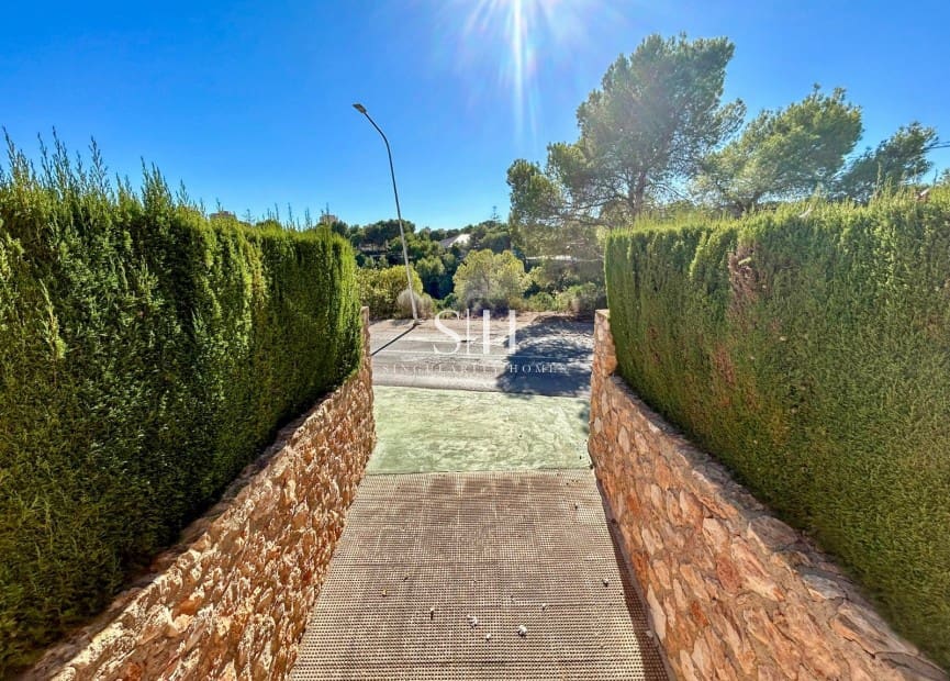 4 bedroom Villa for sale in Campoamor with pool garage - € 1,300,000 (Ref: 9617899)