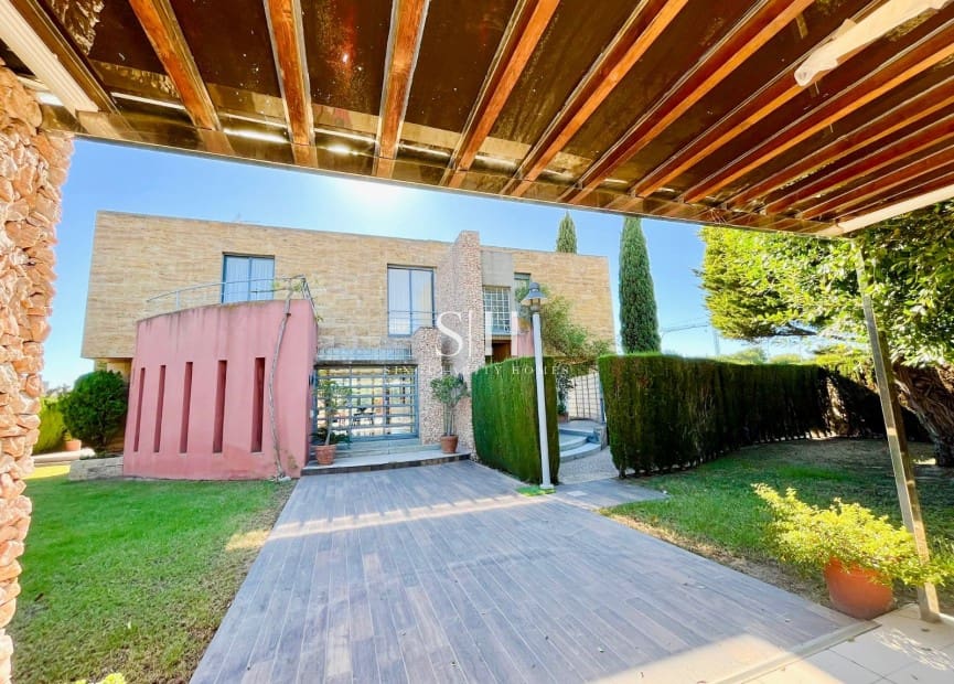 4 bedroom Villa for sale in Campoamor with pool garage - € 1,300,000 (Ref: 9617899)