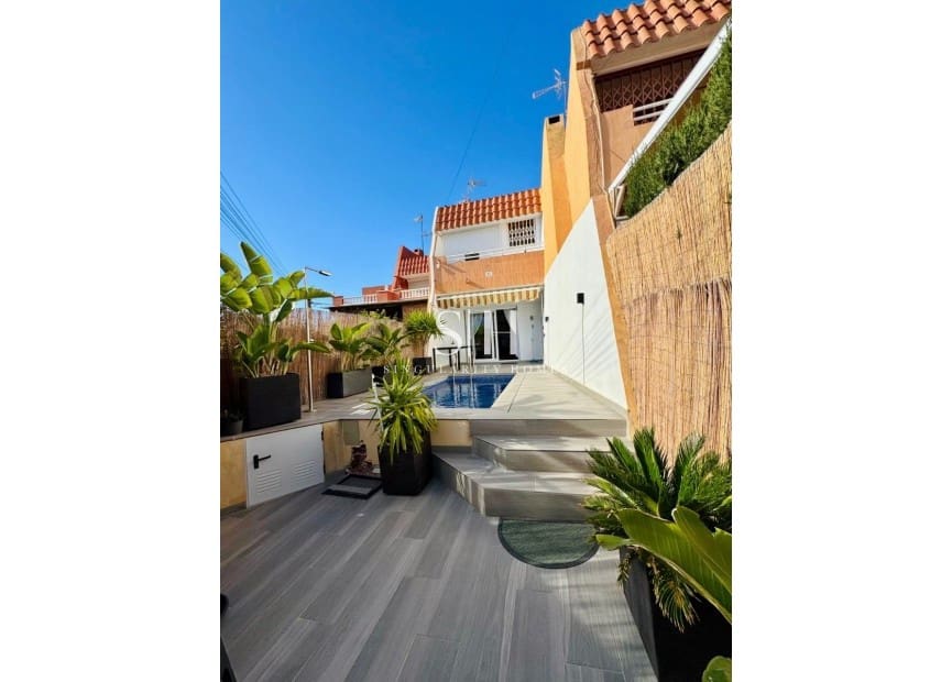 3 makuuhuone Huvila myytävänä paikassa Torrevieja mukana uima-altaan - 249 900 € (Ref: 9618164)