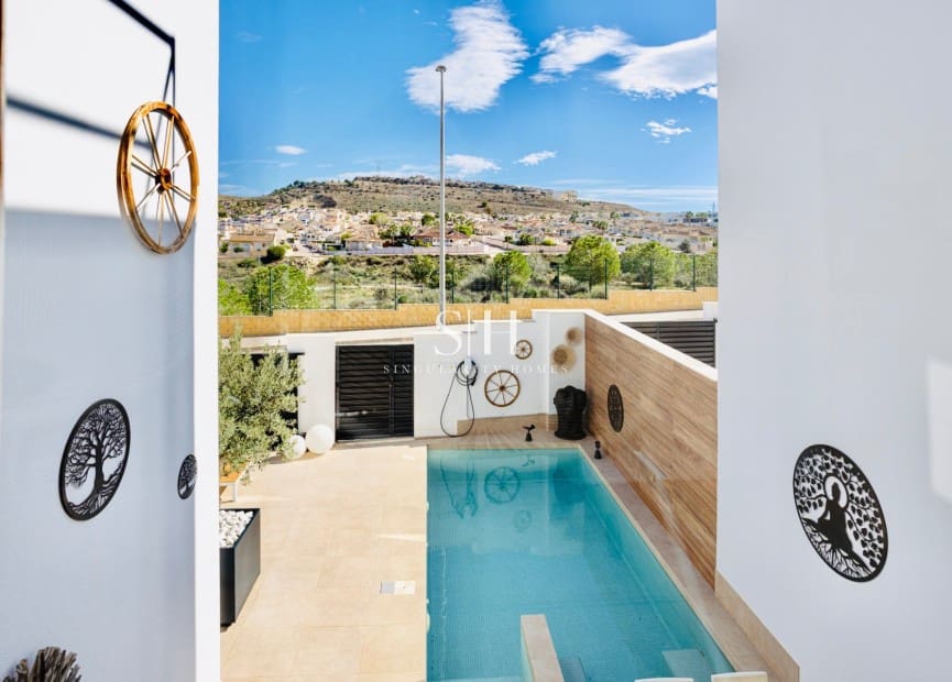 3 soveværelse Rækkehus til salg i Benijofar med swimmingpool garage - € 439.000 (Ref: 9685504)