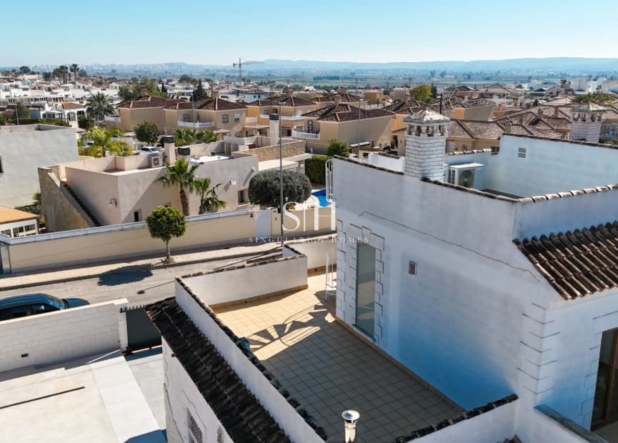 3 bedroom Villa for sale in San Fulgencio with pool garage - € 995,000 (Ref: 9689953)