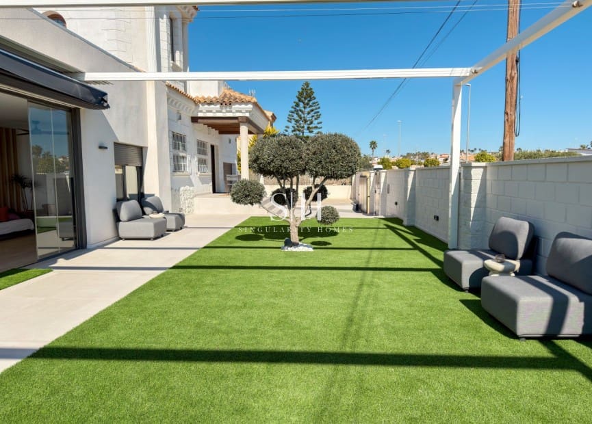 3 bedroom Villa for sale in San Fulgencio with pool garage - € 995,000 (Ref: 9689953)