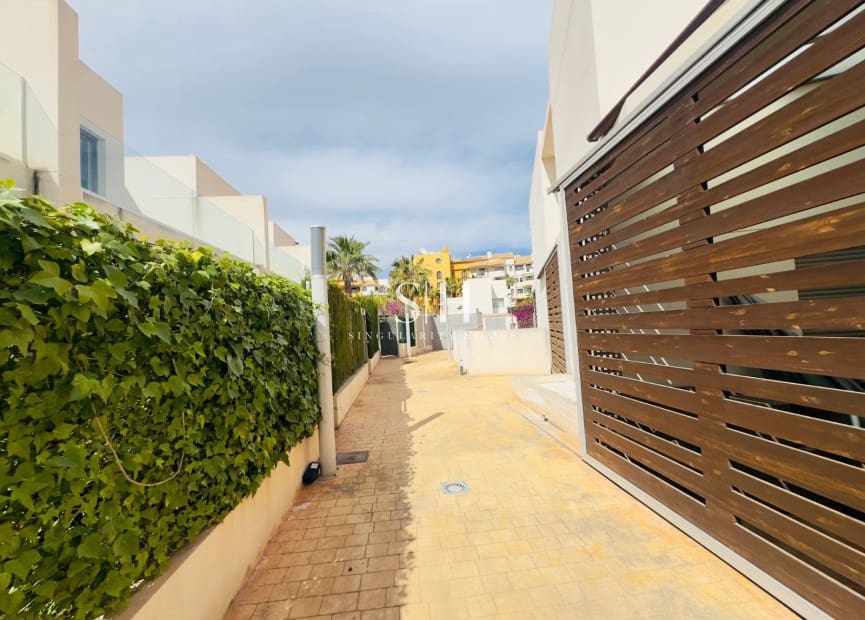3 slaapkamer Rijtjeshuis te koop in Orihuela Costa met zwembad garage - € 375.000 (Ref: 9699912)