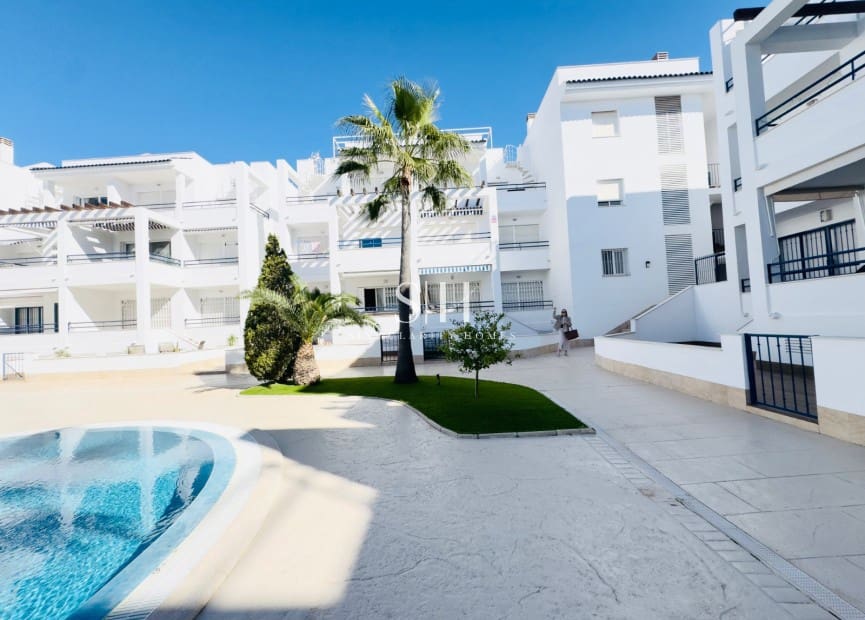 Apartamento de 2 habitaciones en La Veleta en venta con piscina garaje - 219.000 € (Ref: 9700039)