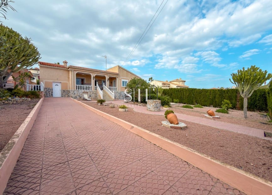 3 makuuhuone Huvila myytävänä paikassa Ciudad Quesada - 535 000 € (Ref: 9715399)