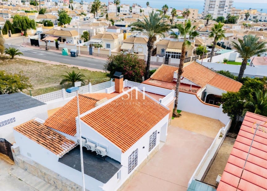 3 soverom Villa til salgs i Torrevieja med svømmebasseng - € 499 000 (Ref: 9786778)