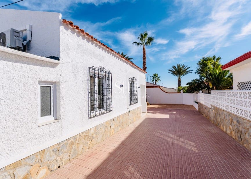 3 soverom Villa til salgs i Torrevieja med svømmebasseng - € 499 000 (Ref: 9786778)