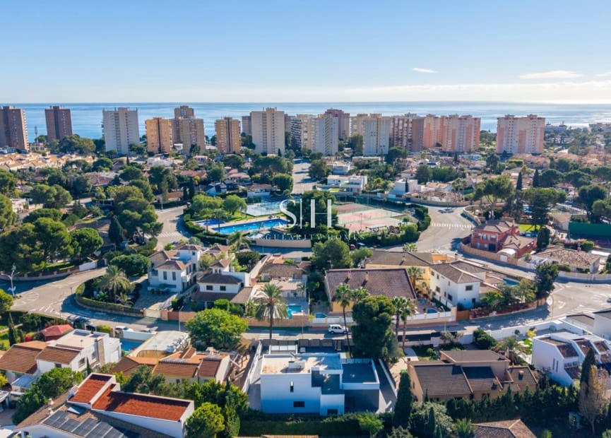 4 sypialnia Willa na sprzedaż w Campoamor z basenem - 985 000 € (Ref: 9804011)