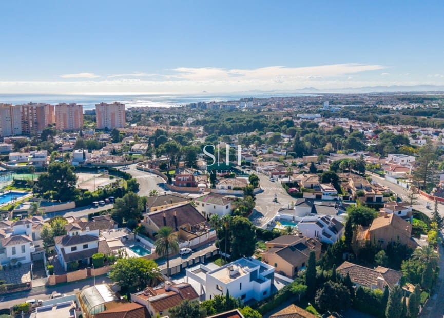 4 sypialnia Willa na sprzedaż w Campoamor z basenem - 985 000 € (Ref: 9804011)