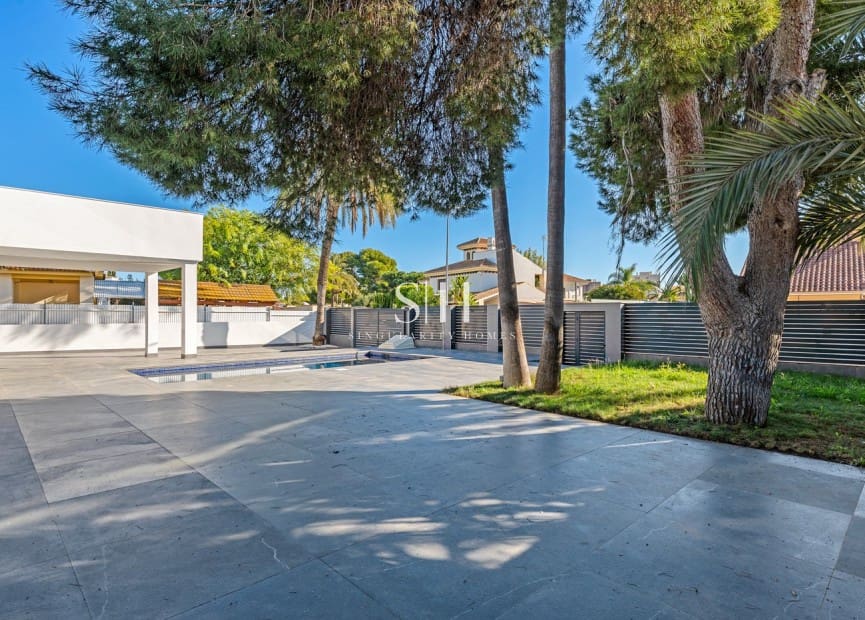 4 sypialnia Willa na sprzedaż w Campoamor z basenem - 985 000 € (Ref: 9804011)