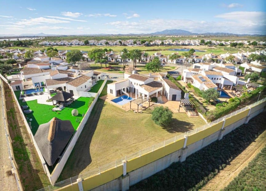 Chalet de 5 habitaciones en El Valle Golf Resort en venta con piscina - 750.000 € (Ref: 9804015)