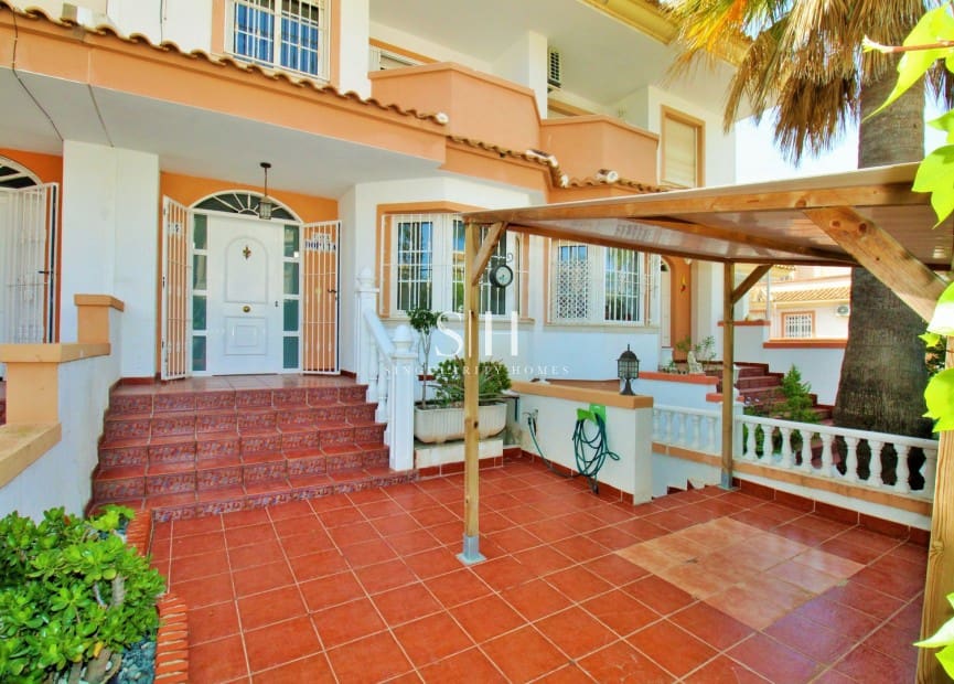 3 Zimmer Reihenhaus zu verkaufen in Villamartin mit Pool - 229.000 € (Ref: 9804032)