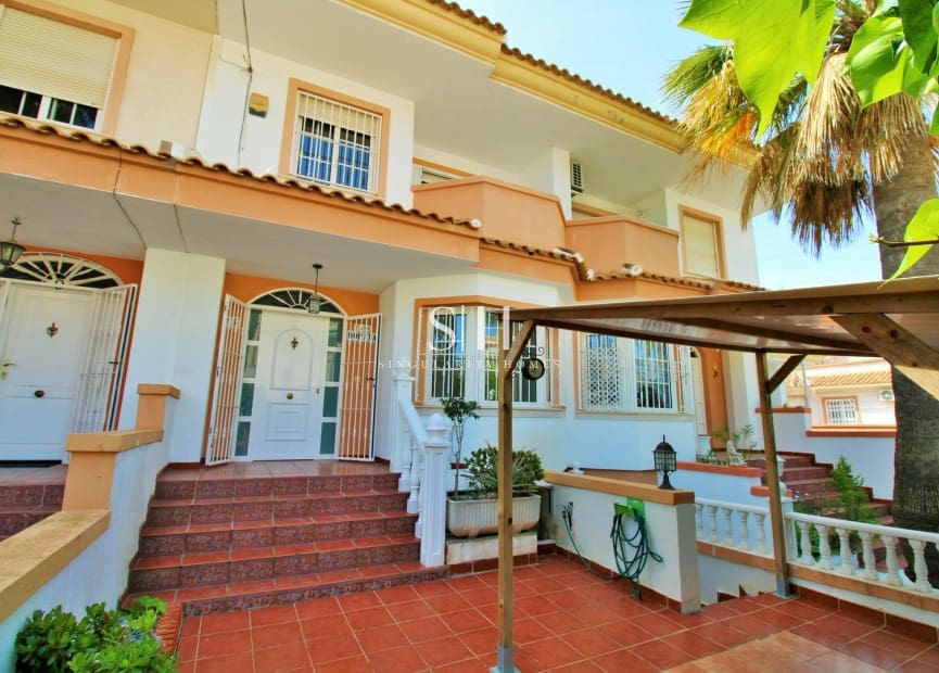 3 Zimmer Reihenhaus zu verkaufen in Villamartin mit Pool - 229.000 € (Ref: 9804032)