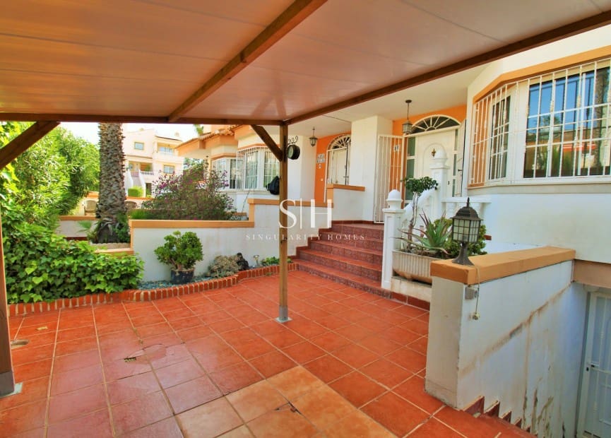 3 Zimmer Reihenhaus zu verkaufen in Villamartin mit Pool - 229.000 € (Ref: 9804032)